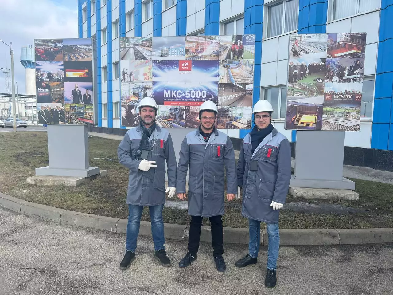 Владислав Старцев с коллегами на заводе